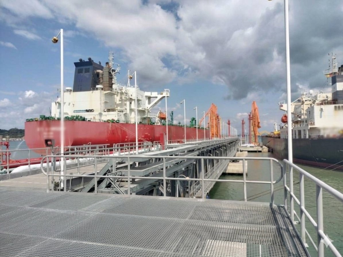 Vessel alongside a port berth
